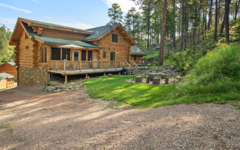 Rental Cabin 18 - Backyard