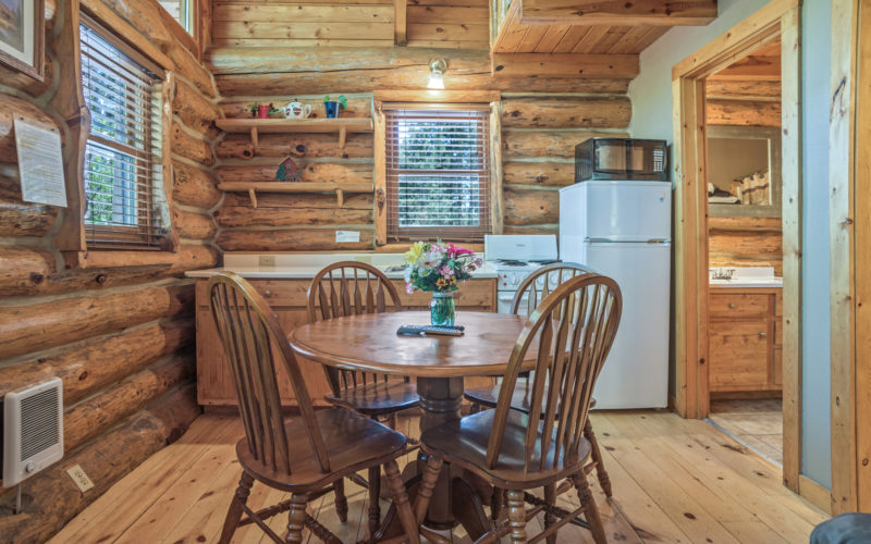 Black Hills Cabin Rental 7 Dining